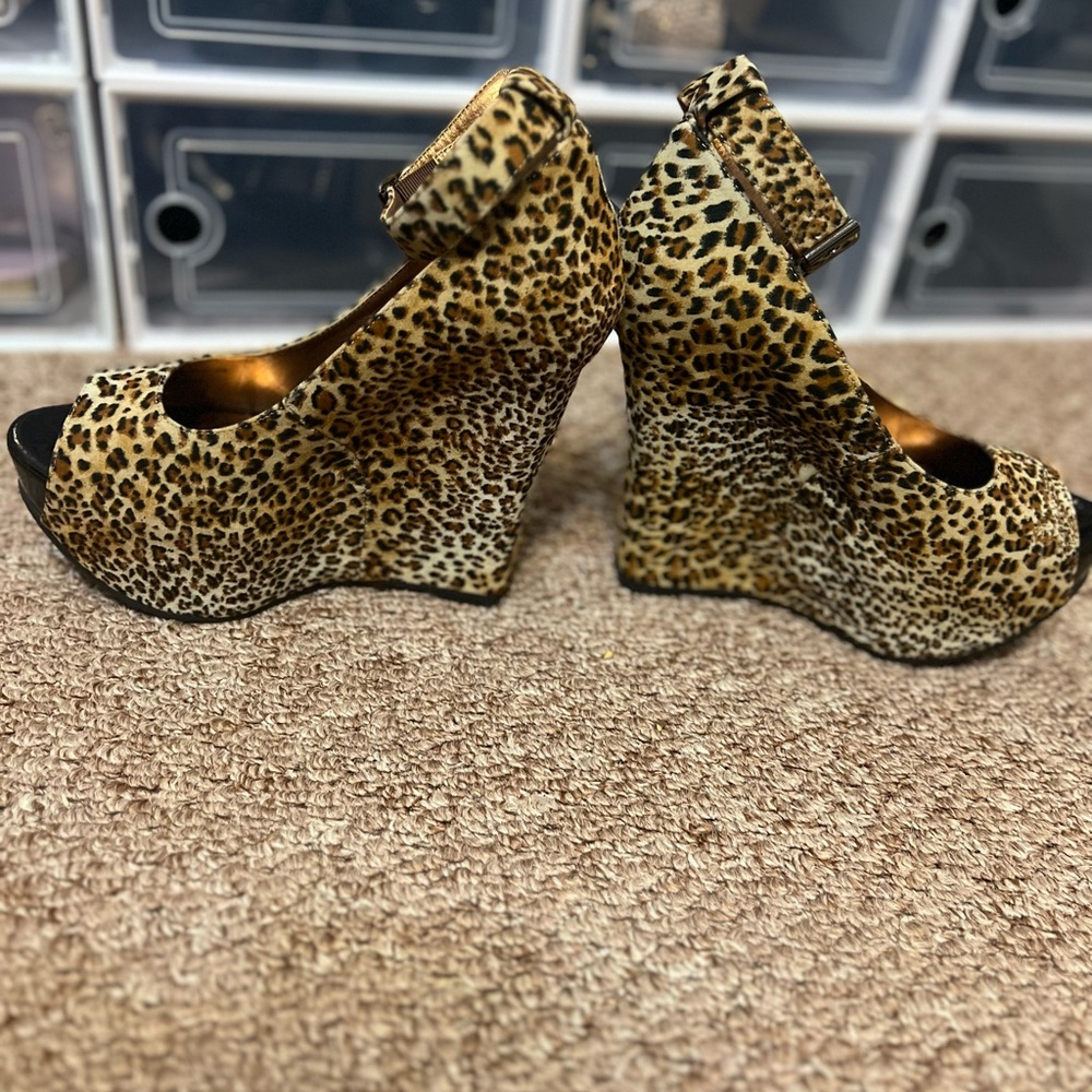 Exotic cheetah print hi stacked heels - Picture 6 of 7
